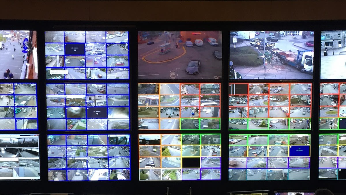 Edificio corporativo con pasarela y ambiente tecnológico, útil para hablar de operación digital y accesos.