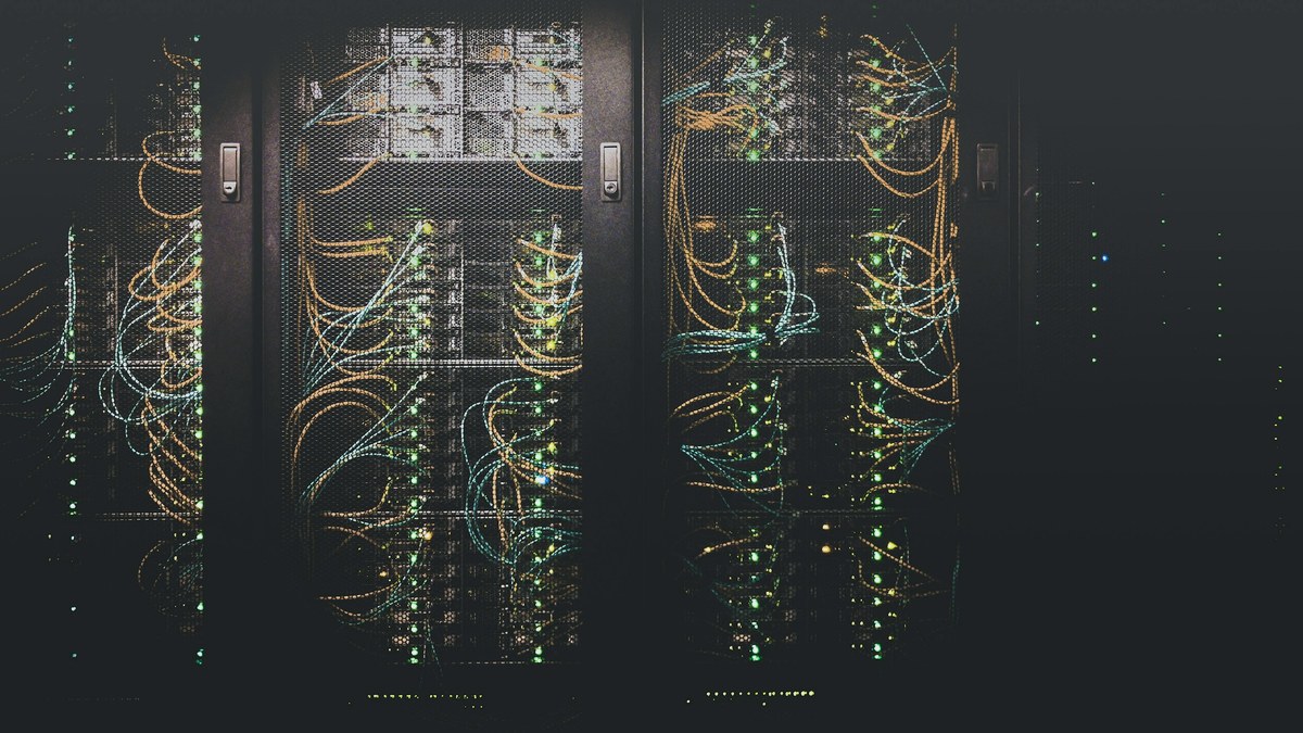 Racks de servidores y cableado en un cuarto tecnico de operacion.